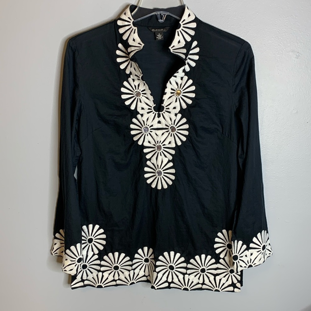THINK TANK FLORAL APPLIQUÉ  BLOUSE
